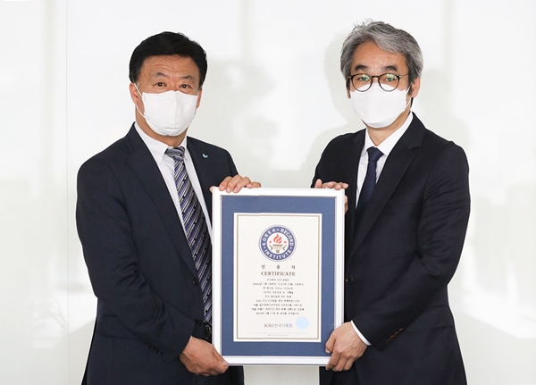 SPC삼립 박해만 부사장(왼쪽)과 KRI한국기록원 김덕은 원장이 ‘56시간 저온숙성 부드러운 숙식빵’의 식빵 부문 단일 브랜드 최다 판매 기록 인증서를 들고 기념사진을 찍고 있다. 사진=SPC삼립<br>