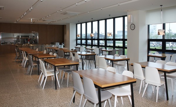 삼성, 현대자동차, LG, 현대중공업, 신세계, CJ, LS, 현대백화점 등 8개 대기업집단이 25년 가까이 계열사와 친족기업에 몰아주던 구내식당 일감을 전격 개방한다. 사진=식품저널DB