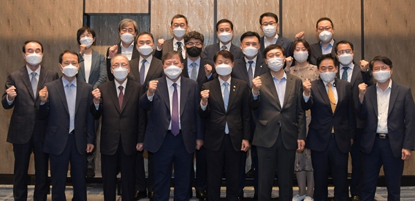 김강립 식약처장과 식품업계 CEO들이 기념사진을 찍고 있다. 사진=식약처