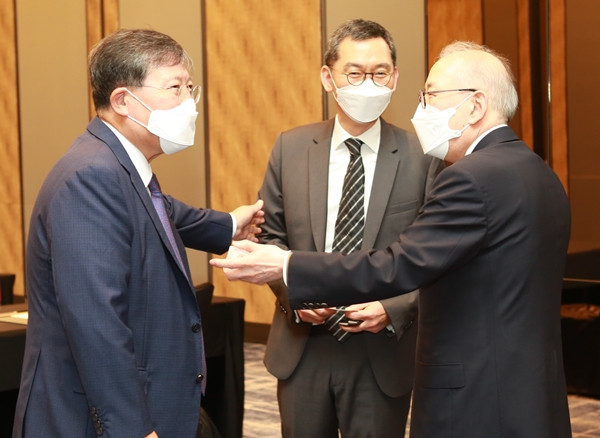 이효율 한국식품산업협회장(왼쪽)이 김진홍 풀무원식품 대표(가운데)를 박준 농심 대표에게 소개하고 있다. 사진=강봉조 기자
