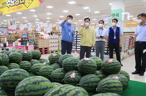 김현수 농림축산식품부 장관(왼쪽에서 두 번째)이 양재 농산물종합유통센터를 방문해 방역 현장을 점검하고 있다. 사진=농식품부<br>