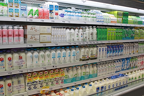 식약처는 2023년 1월 1일부터 식품에 소비기한 표시제를 시행한다. 단, 우유 등 유통과정에서 변질이 우려되는 일부 품목은 유통환경 정비를 고려해 시행일로부터 8년 범위에서 유예기한을 연장한다.&nbsp;사진=식품저널DB