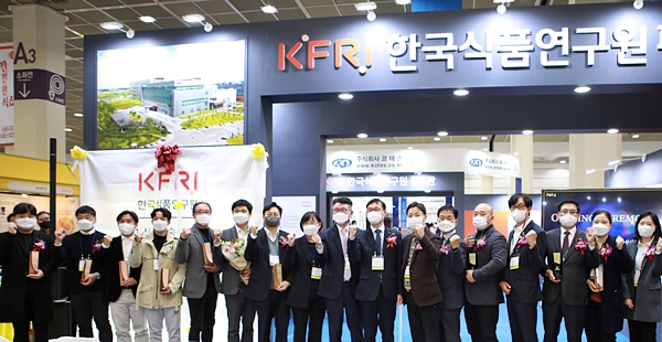 2021년도 한국식품연구원 식품기술대상 수상업체 관계자들이 기념사진을 찍고 있다.<br>