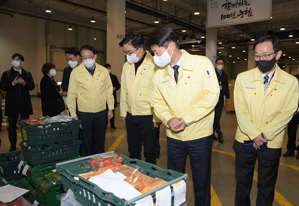 김강립 식약처장(오른쪽에서 두 번째)이 농협 안성농식품물류센터에서&nbsp;농산물 안전관리 실태를 점검하고 있다. 사진=식약처