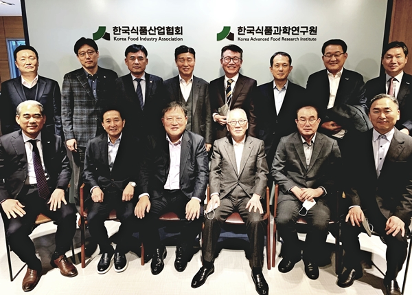 한국식품산업협회 2022년 제1차 회장단 회의 참석자들이 기념사진을 찍고 있다. 사진=식품산업협회<br>
