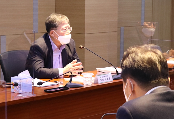 회의를 주재하고 있는 이효율 한국식품산업협회장