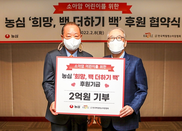이중명 한국백혈병소아암협회장(왼쪽)과 박준 농심 대표가 후원 협약식에서 기념사진을 찍고 있다. 사진=농심