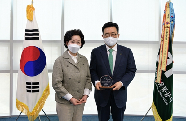 김춘진 한국농수산식품유통공사 사장(오른쪽)이 대한민국김치협회로부터 감사패를 받고 이하연 김치협회장과 기념사진을 찍고 있다. 사진=aT<br>