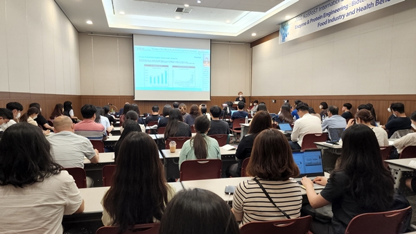 한국식품과학회 국제학술대회에서 곡물발효효소 ‘큐어자임-락’의 체지방 감소 효과를 발표하고 있다.