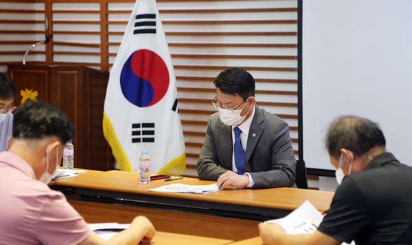 김인중 농림축산토토사이트부 차관(가운데)이 경기지역 시군 낙농가 대표를 대상으로 정부가 추진하고 있는 낙농제도 개편방안을 설명하고 있다. 사진=농토토사이트부<br>