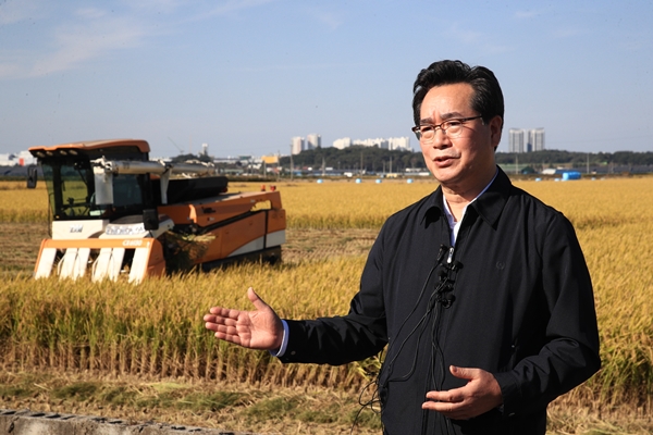 13일 익산 소재 가루쌀 수확 현장에서 정부의 수확기 쌀값 안정대책과 최근 쌀 시장 동향을 설명하고 있는 정황근 농식품부 장관. 사진=농식품부<br>