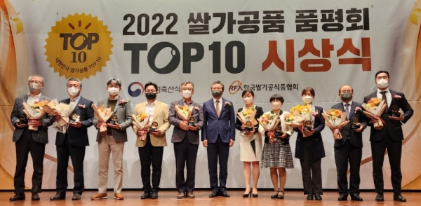 김문수 쌀가공식품협회장(가운데)이 쌀가공품 TOP10 업체 관계자들과 기념촬영을 하고 있다.<br>