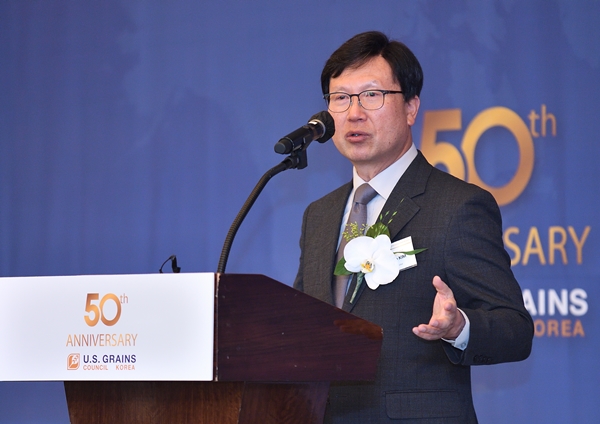 미국곡물협회 한국사무소 50년과 미래에 대해 발표하고 있는 김학수 대표