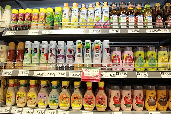 식약처는&nbsp;△향미증진제 신규 허용(6종) △증점제인 변성전분 종류 추가(1종) △건강기능식품에 식용색소인 동클로로필 사용 허용 등을 담은&nbsp;