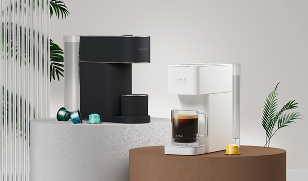 동서식품이 선보이는 커피머신 ‘카누 바리스타 어반’(왼쪽)과 ‘카누 바리스타 브리즈’. 사진=동서식품
