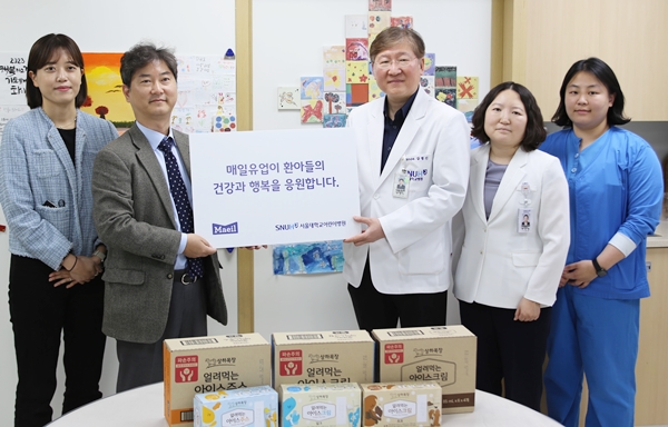 매일유업 아이스크림TF 이진석 본부장(왼쪽에서 두번째), 서울대 어린이병원 강형진 교수(왼쪽에서 세 번째) 등이 아이스크림 전달식을 갖고 기념사진을 찍고 있다. 사진=매일유업<br>
