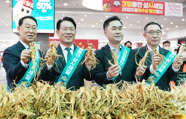 31일 농협 하나로마트 양재점에서 열린 ‘2023 봄햇수삼 할인행사’에서 김인중 농식품부 차관(왼쪽에서 두 번째) 등이 기념사진을 찍고 있다. 사진=농식품부<br>