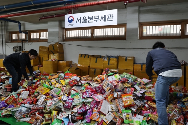 서울세관 디지털무역범죄조사과 직원들이 압수창고에서 압수물품을 정리하고 있다.