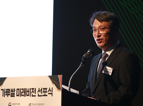 가루쌀 품종을 소개하고 있는 서효원 국립식량과학원장<br>