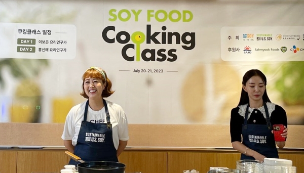 잇츠매직에서 열린 ‘소이푸드 마스터 쿠킹클래스’에서 홍신애 요리연구가(왼쪽)가 시연할 요리를 설명하고 있다. 사진=김윤경 기자