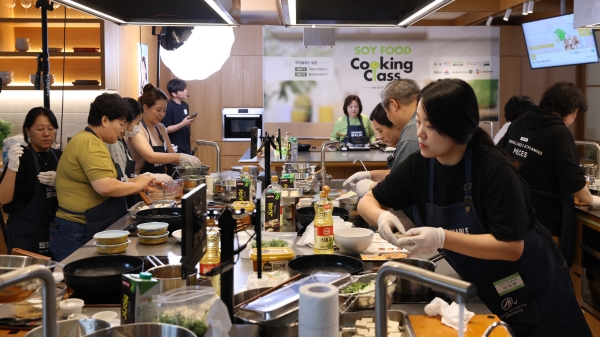 ‘소이푸드 마스터 쿠킹클래스’에 참가한&nbsp;2023 소이푸드 마스터들이  이보은 요리연구가와 함께 콩을 활용한 요리를 만들고 있다. 사진=미국대두협회<br>