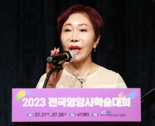‘2023년 전국영양사학술대회’에서 인사말을 하고 있는 김혜진 영양사협회장.