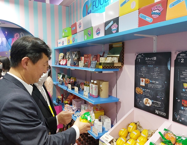 일본에서 기능성 표시 식품으로 등록된 한국산 참외 홍보 현장. 사진=aT