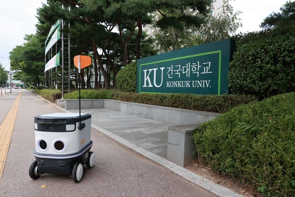 교촌치킨 건대점에서 출발한 자율주행 배송로봇 ‘뉴비’가 건국대 캠퍼스로 이동하고 있다. 사진=교촌<br>