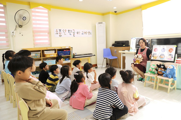 롯데웰푸드는 올 5월부터 10월까지 서울 소재 44개 유치원 어린이 4600명을 대상으로 충치 예방 교육을 했다. 사진=롯데웰푸드<br>