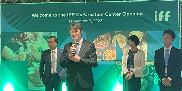 IFF 식품음료전문연구소 개소식에서 환영사를 하고 있는 정성운 IFF 한국사업부 상무(왼쪽에서 두 번째).<br>