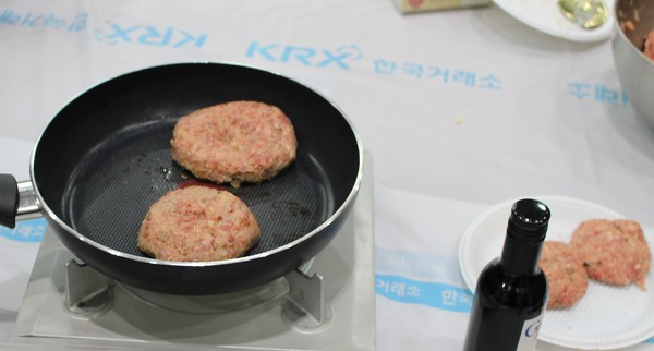 Y-Meat는 곤약이 주원료로 탁월한 결착력을 발휘하기 때문에 40%까지 혼합하더라도 고기와 유사한 식감을 낸다.