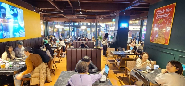 제너시스BBQ그룹이 서울 종로 젊음의 거리에 BBQ 종로종각점을 오픈했다. 사진=BBQ<br>