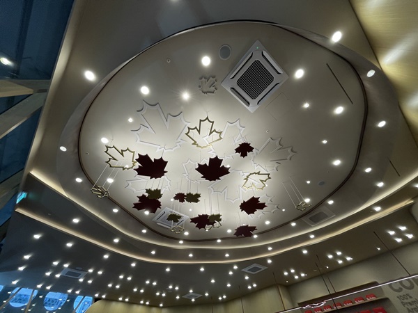 팀홀튼 신논현역점 천장에 캐나다 대표 상징인 단풍 나무 조형물을 설치했다.&nbsp;