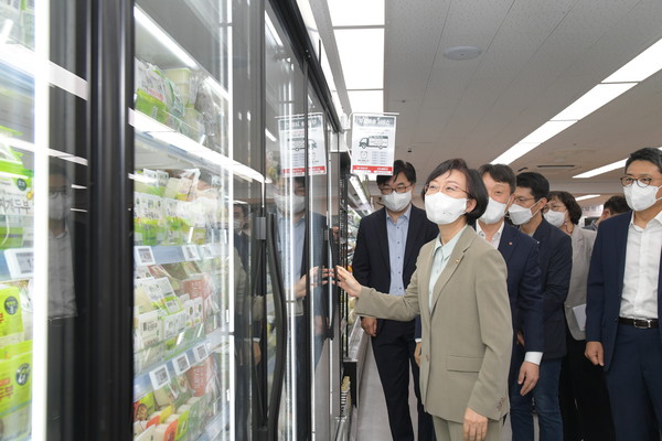오유경 식약처장이 2022년 8월 31일 서울 중랑구 롯데슈퍼 봉화산역점에서 냉장고 문 달기 시범사업 행사에 참여, 현장을 둘러보고 냉장고에 냉장온도를 점검하고 있다. 사진=식약처<br>