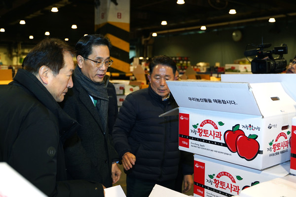 한훈 농식품부 차관(왼쪽에서 두 번째)이 18일 서울 가락동 농수산물도매시장에서 과일 성수품 경매ㆍ출하 상황을 점검하고 있다. 사진=농식품부