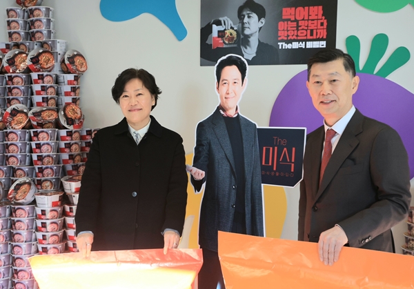 송미령 농림축산식품부 장관(왼쪽)과 김홍국 하림그룹 회장이 기념사진을 찍고 있다. 사진=농식품부<br>
