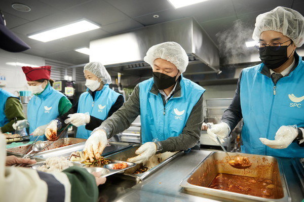 1월 31일 경기 성남에 위치한 노숙인 무료 급식소 ‘안나의집’에서 허희수 SPC그룹 부사장(오른쪽에서 두 번째)과 임직원들이 배식 봉사활동을 하고 있다. 사진=SPC<br>