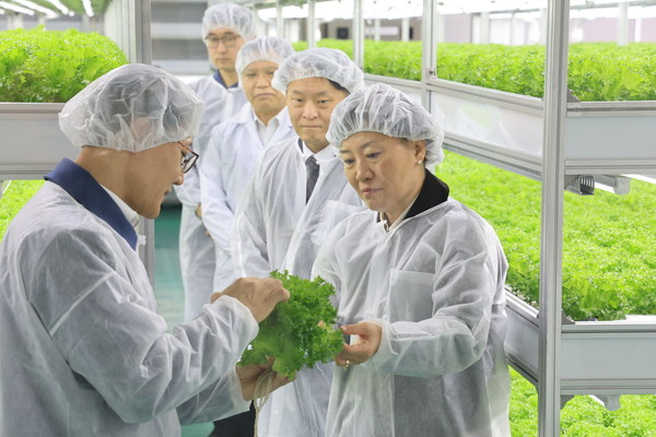 송미령 농식품부 장관(오른쪽)이 농심 수직농장 연구소를 둘어보고 있다.