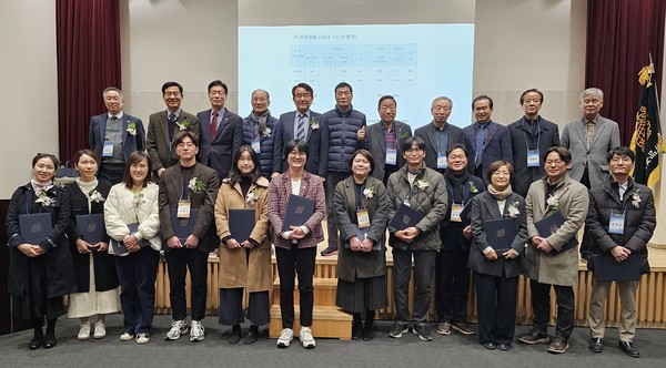 한국식품기술사협회&nbsp;제36회 정기총회에서 주요 참석자들과 신입 회원들이 기념사진을 찍고 있다. 사진=식품기술사협회