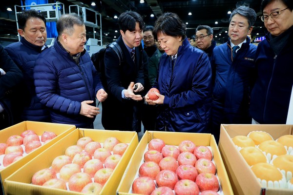 송미령 농림축산식품부 장관은 12일 서울 가락시장을 방문,&nbsp;사과ㆍ배 경매를 참관하며 거래현황을 점검했다. 사진=농식품부<br>