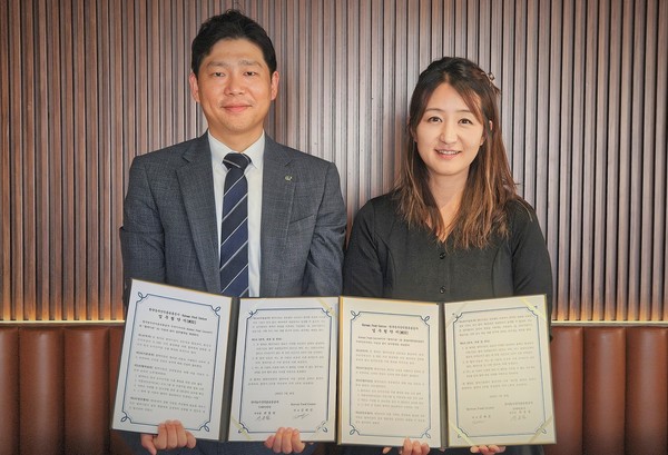 한국농수산식품유통공사 전용필 두바이지사장(왼쪽)과 카타르 코리안푸드센터 김혜진 대표가 협약 체결 후 기념사진을 찍고 있다. 사진=aT<br>