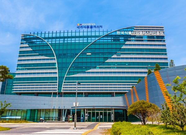 농림축산식품부는 한국식품산업클러스터진흥원과 함께 식품 분야에 꿈과 열정이 있는 청년들에게 창업을 지원한다. 사진=식품진흥원