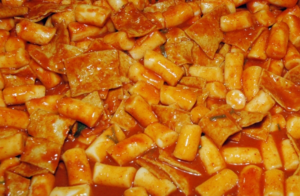 정부는 ‘마약 떡볶이’, ‘마약 김밥’ 등 마약류 및 이와 유사한 표현을 사용한 식품접객업소에 대해 해당 표현을 사용한 간편, 메뉴판 및 포장재를 변경하는 데 소요되는 비용을 지원한다. 사진=식품저널DB