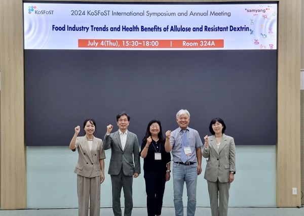 학술대회 주최사 관계자와 발표자들이 기념촬영을 하고 있다. 왼쪽부터 조아라 삼양사 식품연구소 책임연구원, 중앙대 김원용 교수, 정우경 삼양사 식품연구소장, 이부용 차의과대 교수, 임희숙 경희대 교수. 