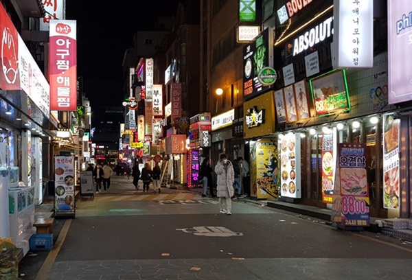 식약처는 식품접객영업자 등에게 부과하고 있는 영업신고증 보관의무를 삭제, 영업자의 부담을 완화할 계획이다. 사진=식품저널DB