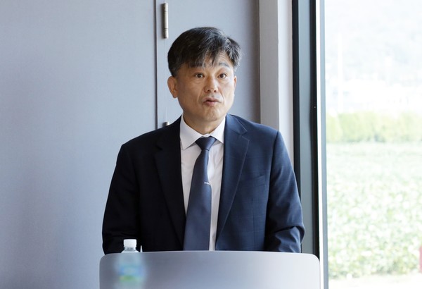정병우 농진청 식량과학원 남부작물부장이 10일 기자들을 초청, 노지 스마트농업 기술이 적용된 스마트 베드에 대해&nbsp; 설명하고 있다..