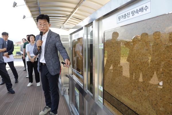 농진청 식량과학원 생산기술기반과 박진기 연구사가 지중 점적 관수 시스템에 대해 설명하고 있다.&nbsp;