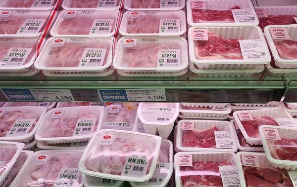 식약처는 차량에 설치한 냉장ㆍ냉동시설에서 닭ㆍ오리의 식육 또는 포장육을 보관ㆍ진열해 판매하는 경우까지 식육판매업 신고 없이 영업이 가능하도록 할 방침이다. 사진=식품저널DB