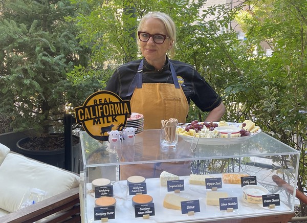 캘리포니아유제품협회 소속 메뉴 컨설턴트 바바라 알렉산더가 무량수와 콜라보한 4가지 장류와 다양한 캘리포니아 유제품 앞에서 포즈를 취하고 있다.
