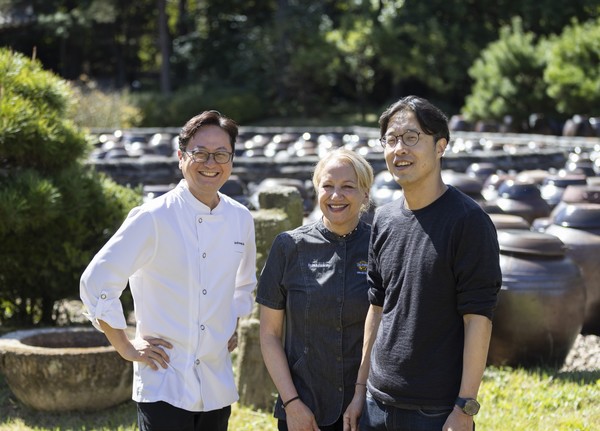 세스타 김세경 세프(왼쪽)와&nbsp;캘리포니아유제품협회 소속 메뉴 컨설턴트 바바라 알렉산더(가운데)가 경북 영주에서 전통 장의 맥을 이어가고 있는 무량수 정병욱 대표와 기념 촬영을 하고 있다.&nbsp;